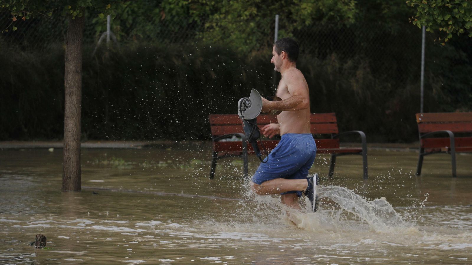 Trabajos para achicar agua en el Parque Santa Catalina de Santa Fe
