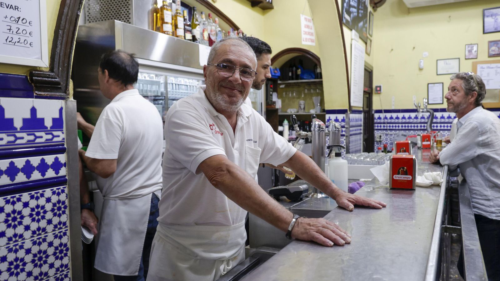 Pepe Blanco, propietario del popular bar Blanco Cerrillo, en la calle José de Velilla