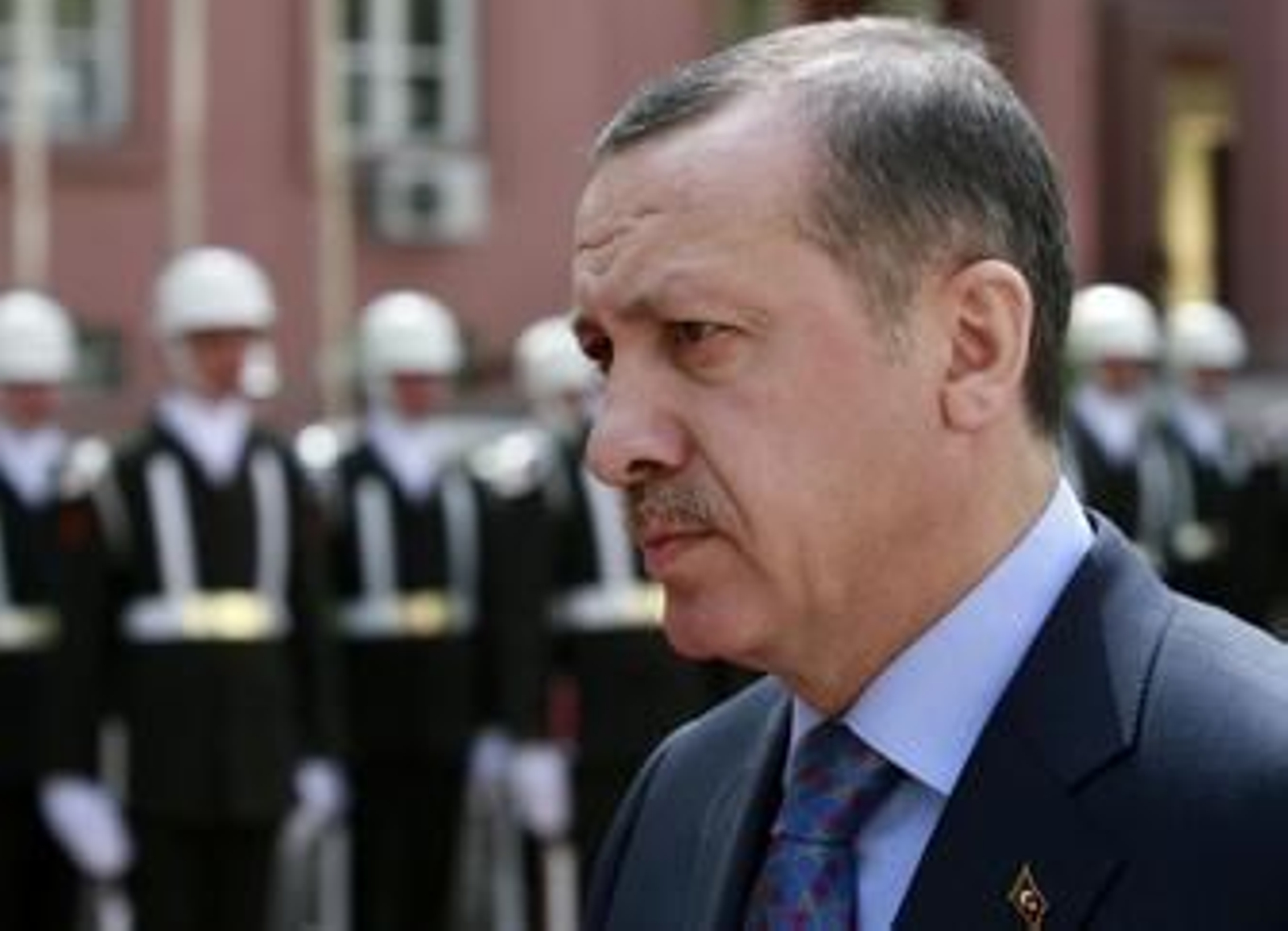 El primer ministro turco, Recep Tayyip Erdogan, pasa ante la guardia de honor, ayer, en Ankara.