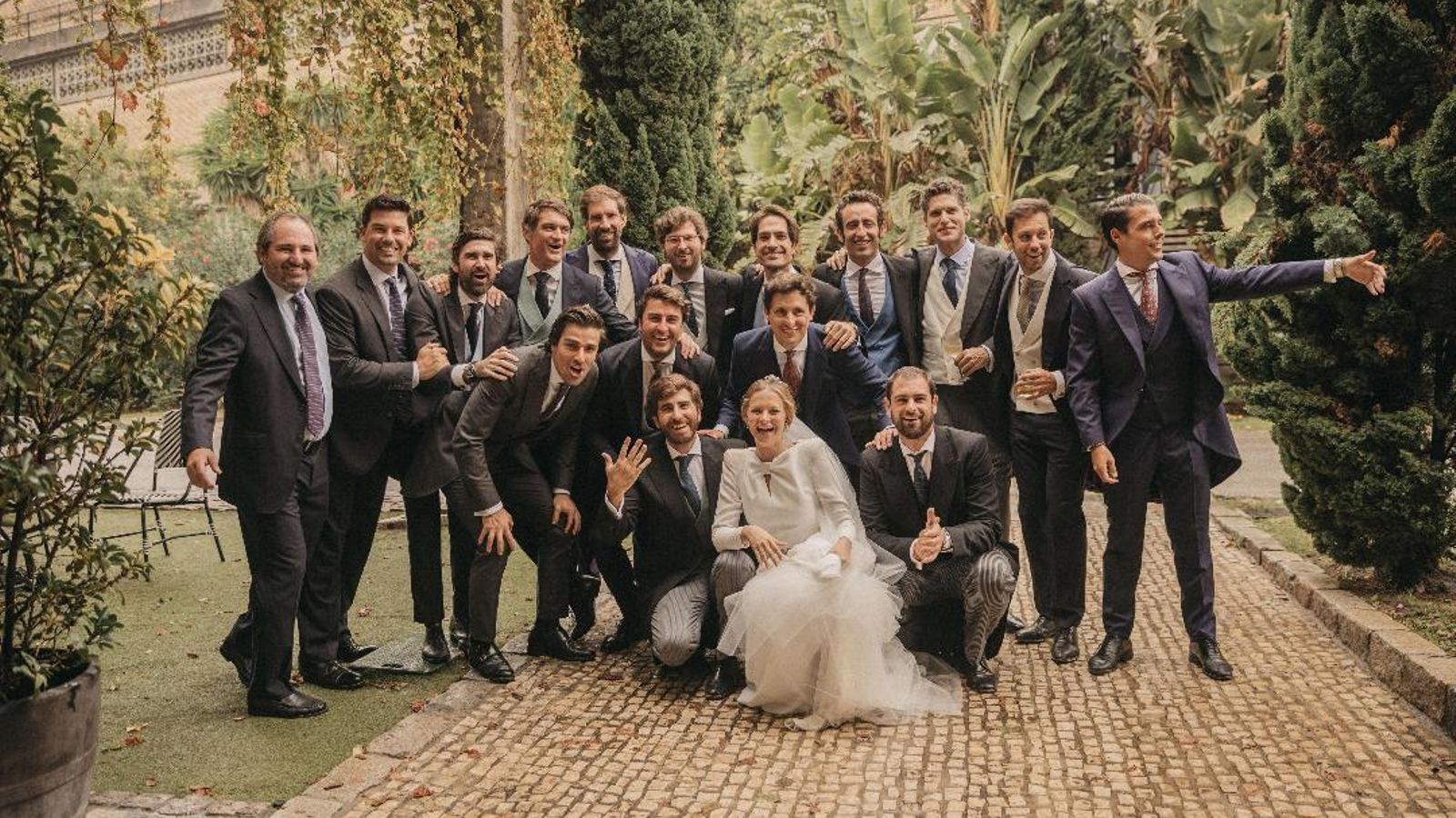 El matrimonio Velasco Cornago con Simon Loscertales, Nicolás Fernández de Córdoba, Iñigo Landeta, Javier Ollero, Rafa Gilabert, José Luis de Andrés, Juan Reyna, Humberto Joly, Eduardo Varela, David Vázquez, Álvaro Jiménez-Cuenca, Jaime yPablo Terrón, Mauricio Mauri, Borja Guindo, Jaime, Fofy y Nacho Pombo.