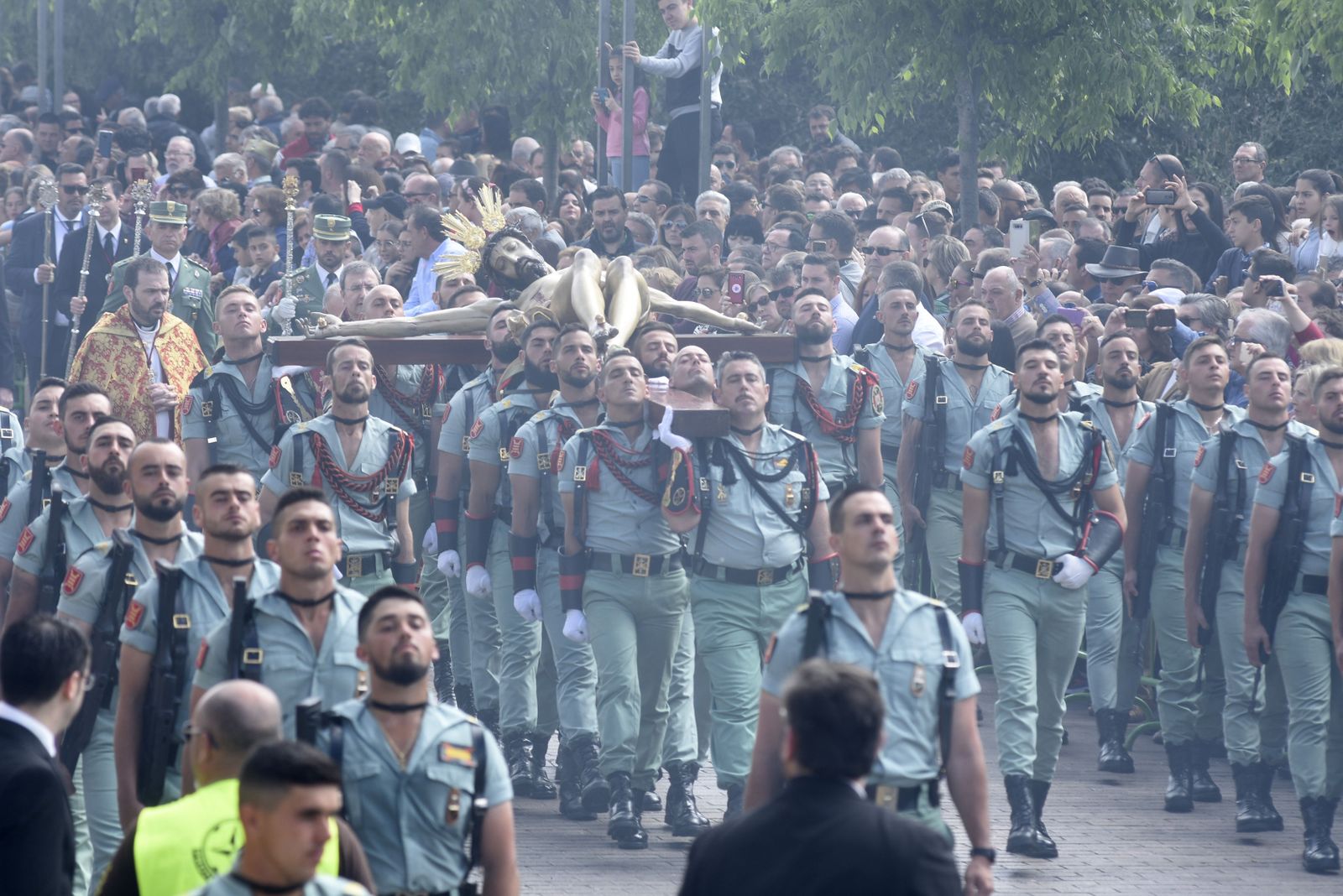El Cristo de la Caridad es portado a hombros por la legión durante el vía crucis de 2019.