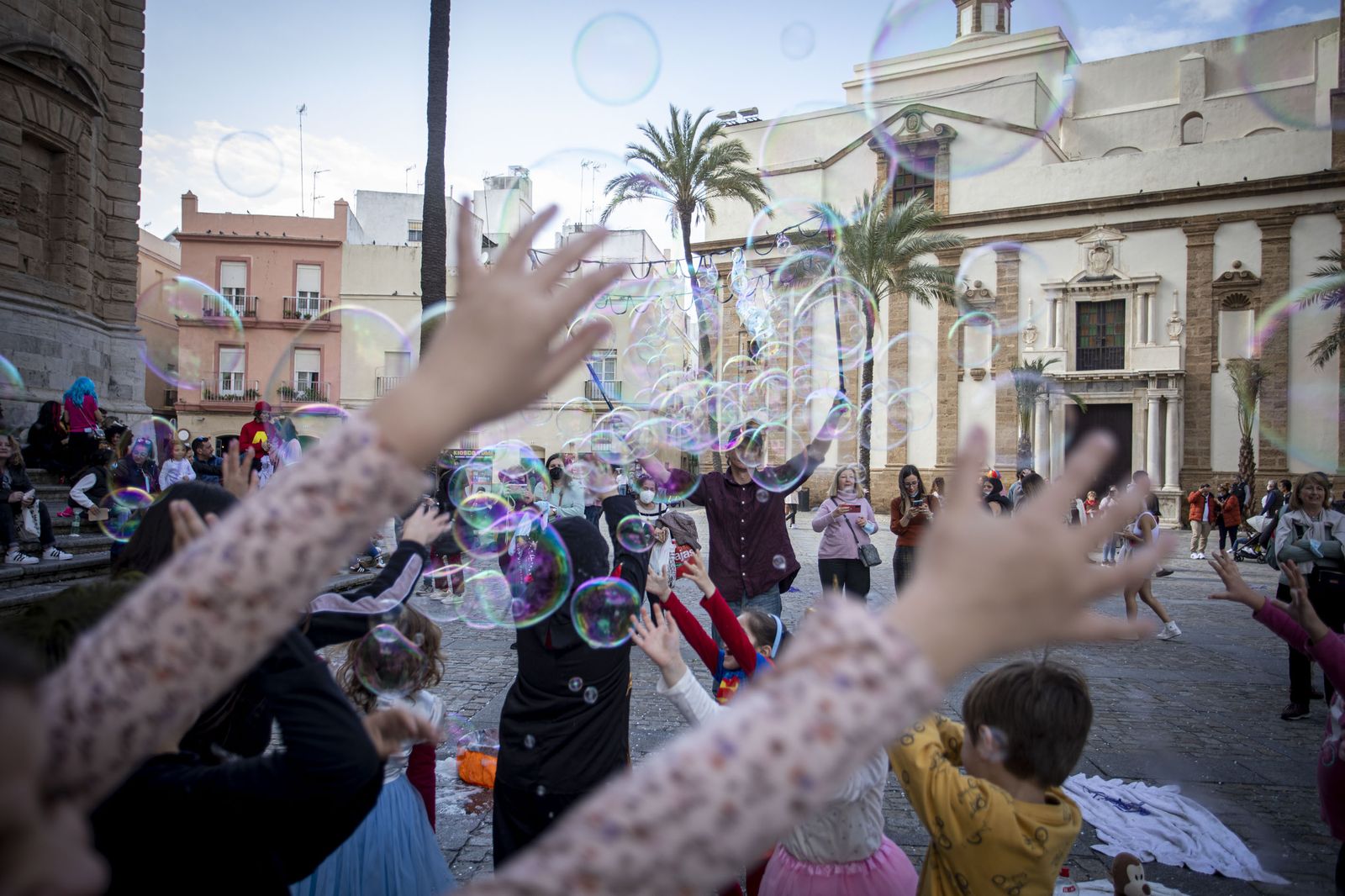 Imágenes del domingo de Carnaval ilegal en Cádiz