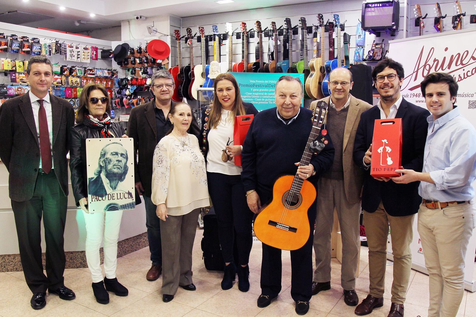 Entrega de los obsequios a los votantes ganadores del Premio del Público.