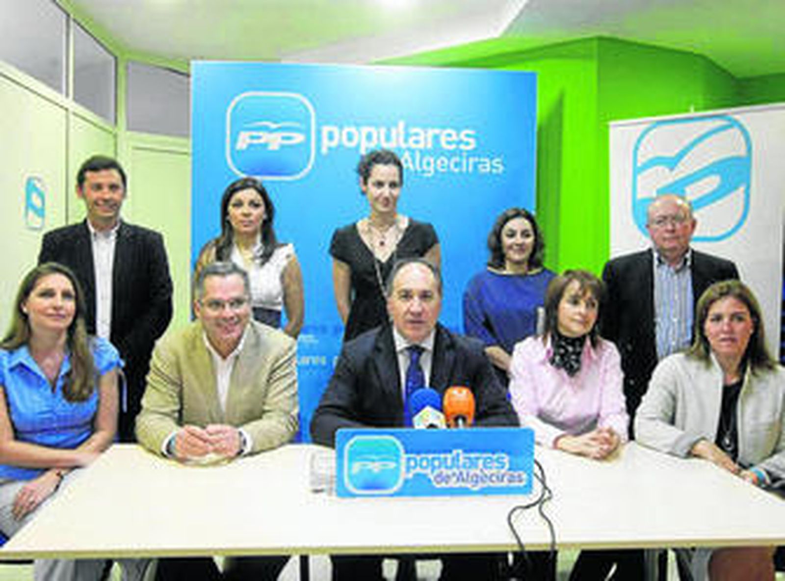 José Ignacio Landaluce, ayer, acompañado por algunos de los nuevos miembros de su candidatura.