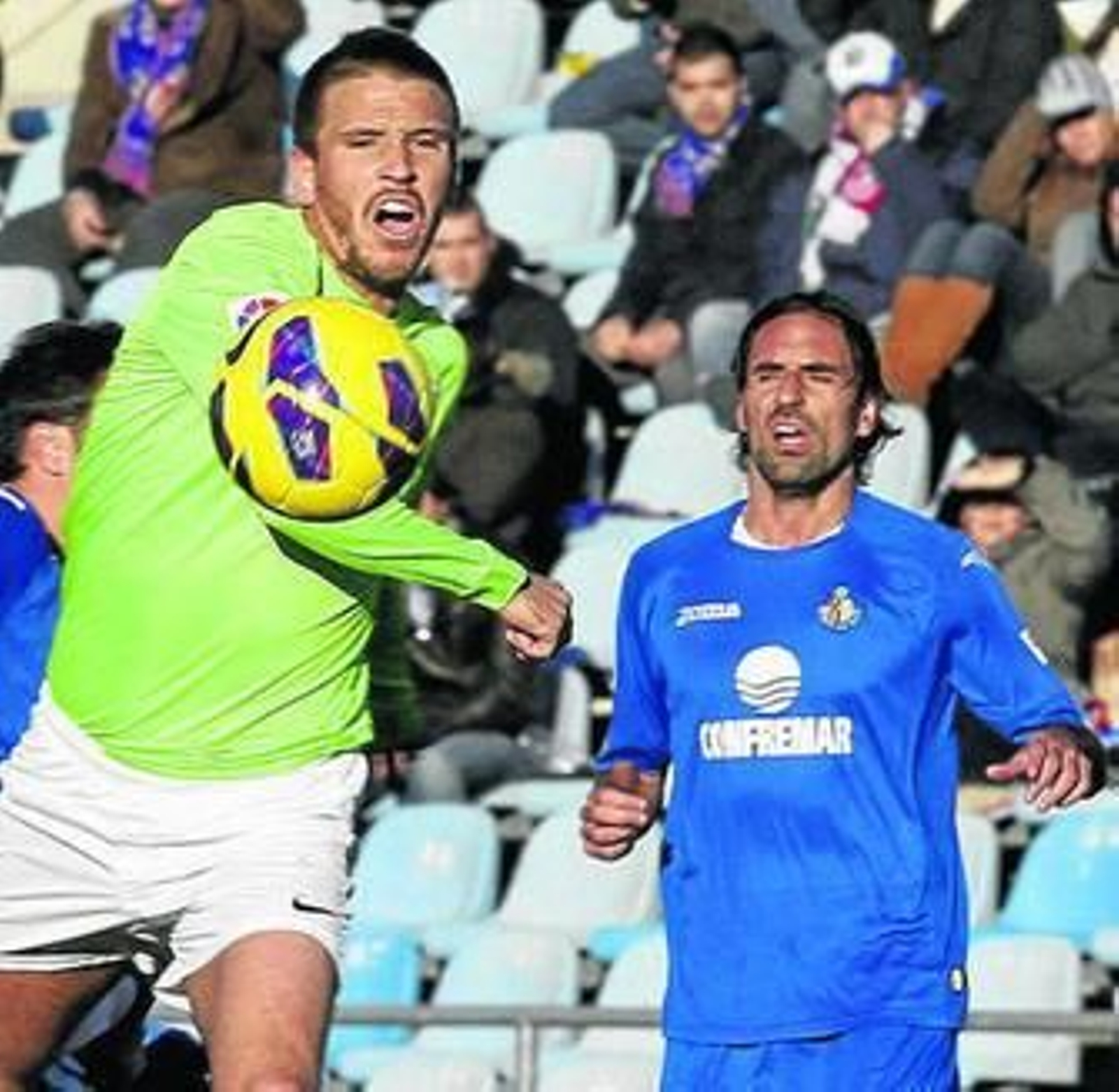 Juan Rodríguez ve cómo se lleva el balón Camacho.