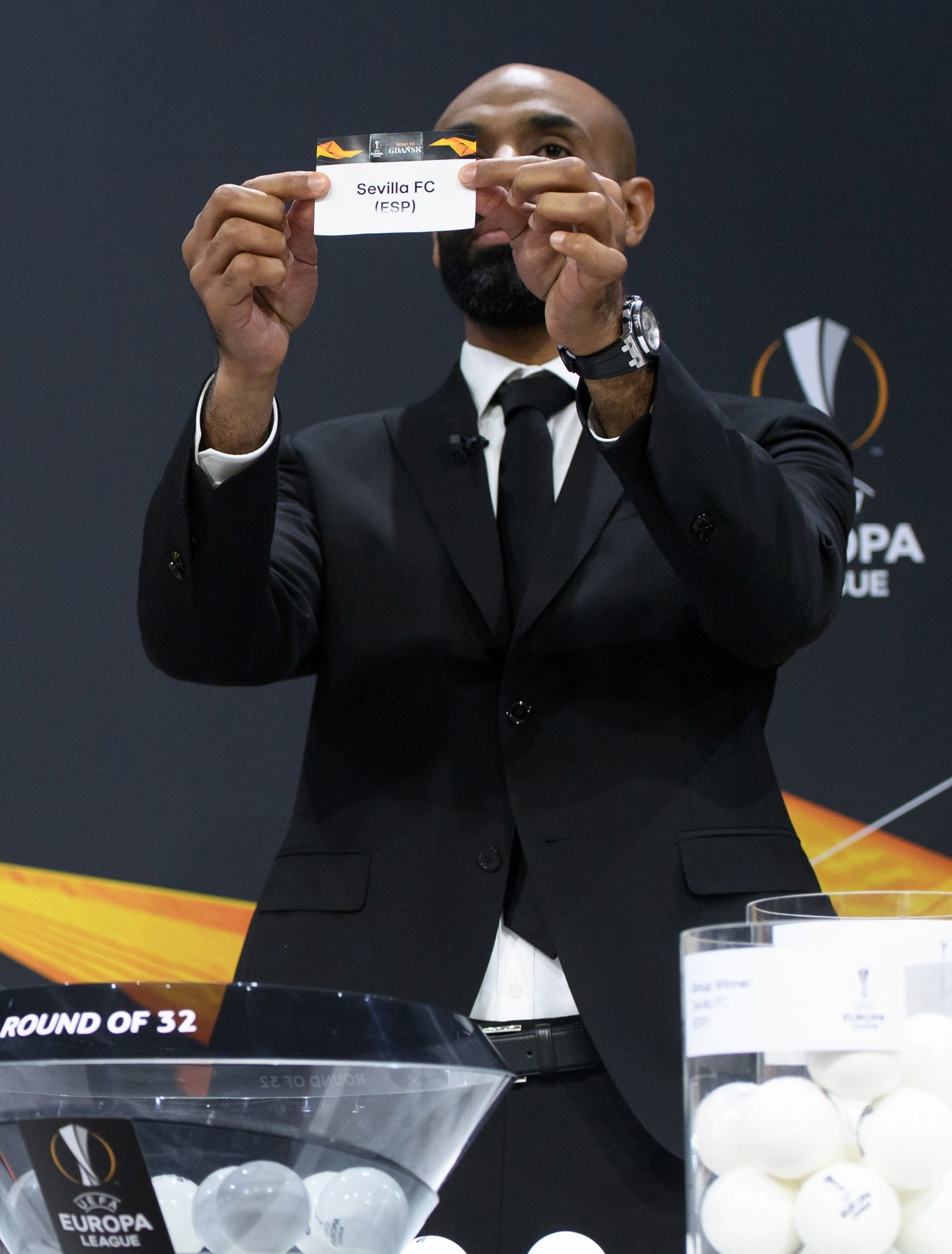 El ex sevillista Kanoute muestra el nombre del Sevilla durante el sorteo de la Europa League (EFE)