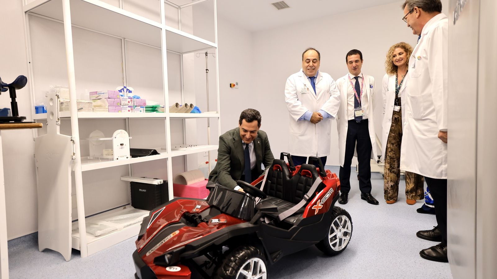 Moreno durante la visita a la zona infantil de Oncología Radioterápica.