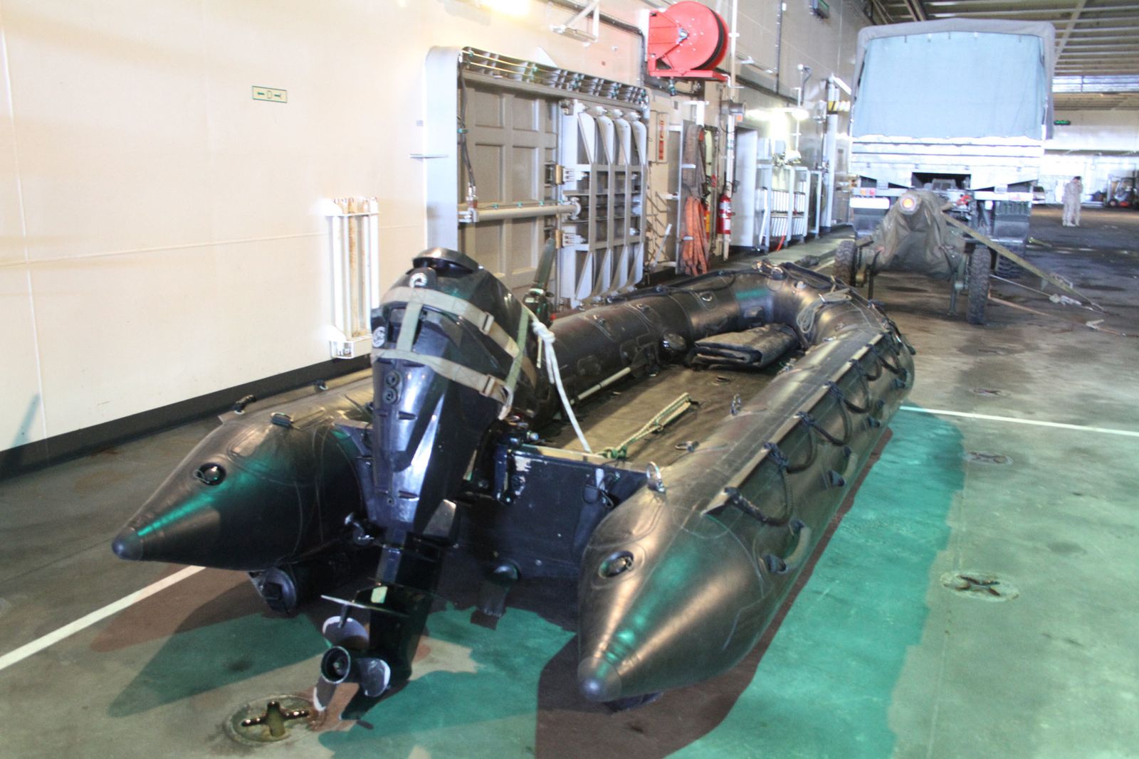 Imágenes de las primeras horas del portaaviones "Juan Carlos I" en el puerto de Huelva, durante su visita este fin de semana