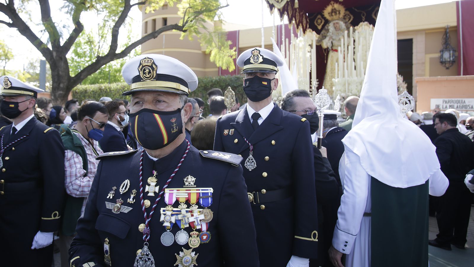 Representación de la Marina delante del palio de la Virgen del Rosario
