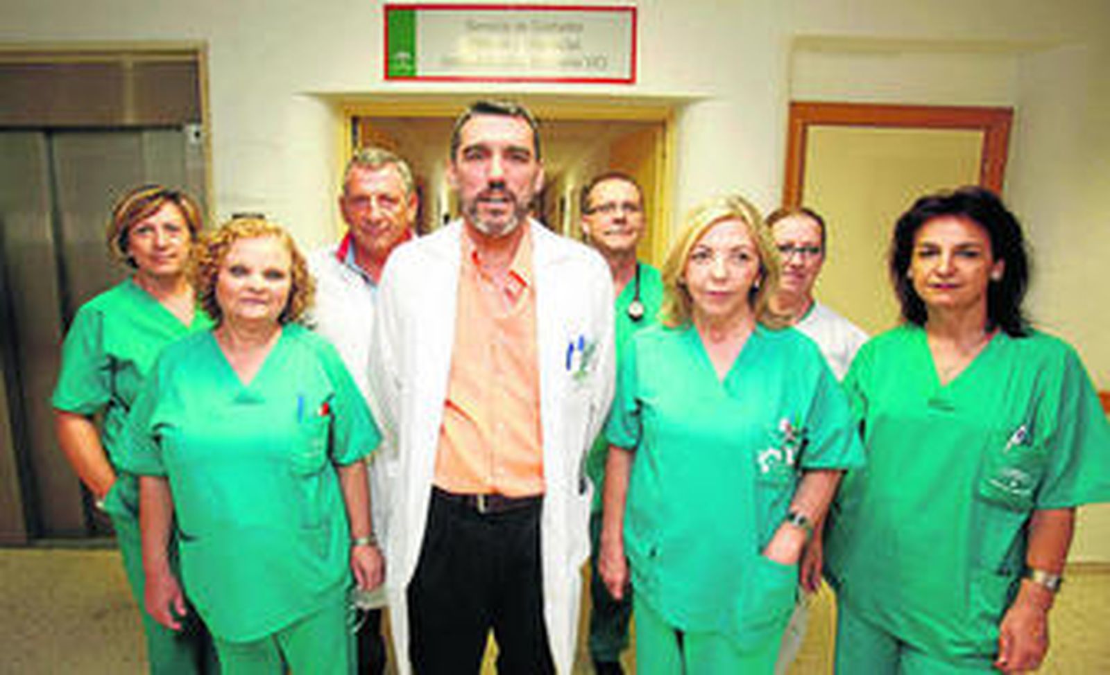 Colmenero, con algunos de los compañeros de la UVI del Clínico.