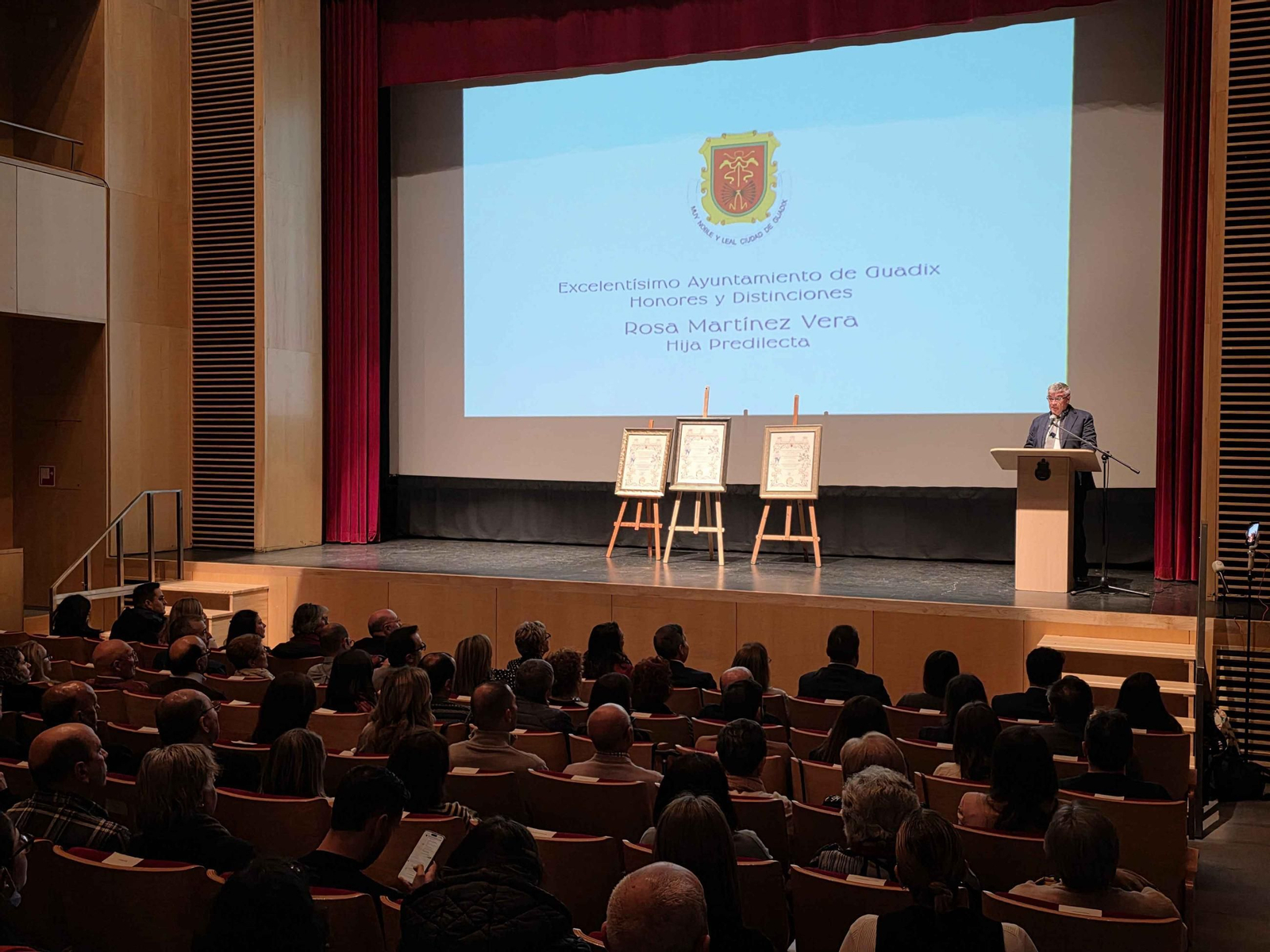 Un momento del acto del nombramiento de Rosa Martínez Vera como Hija Predilecta de Guadix.