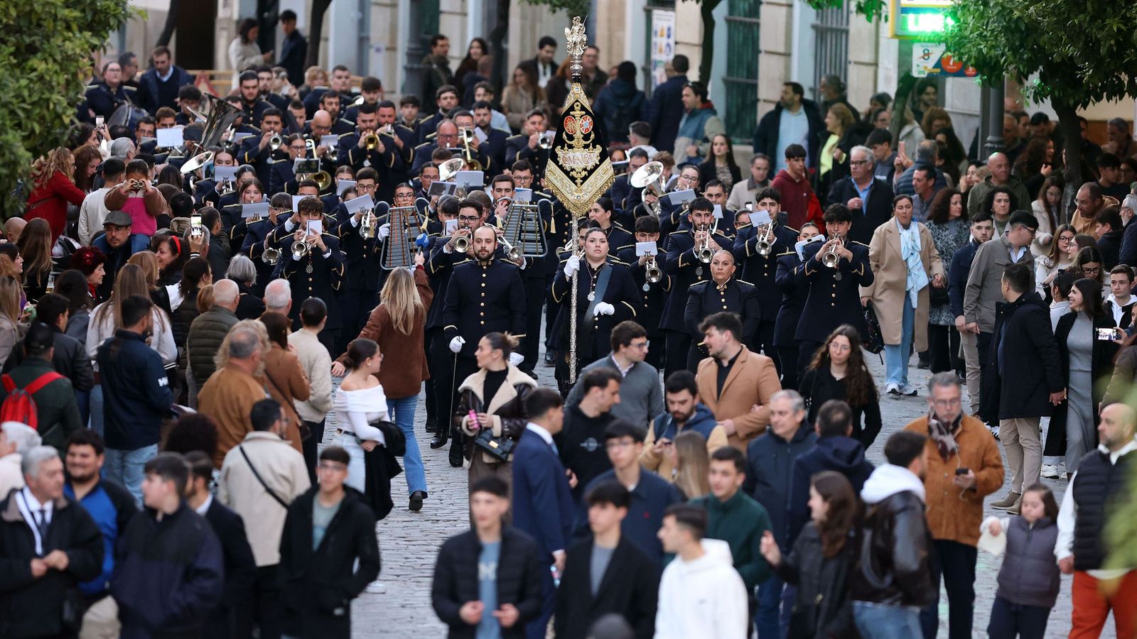 La Agrupación Musical de la Clemencia, por la calle Larga.