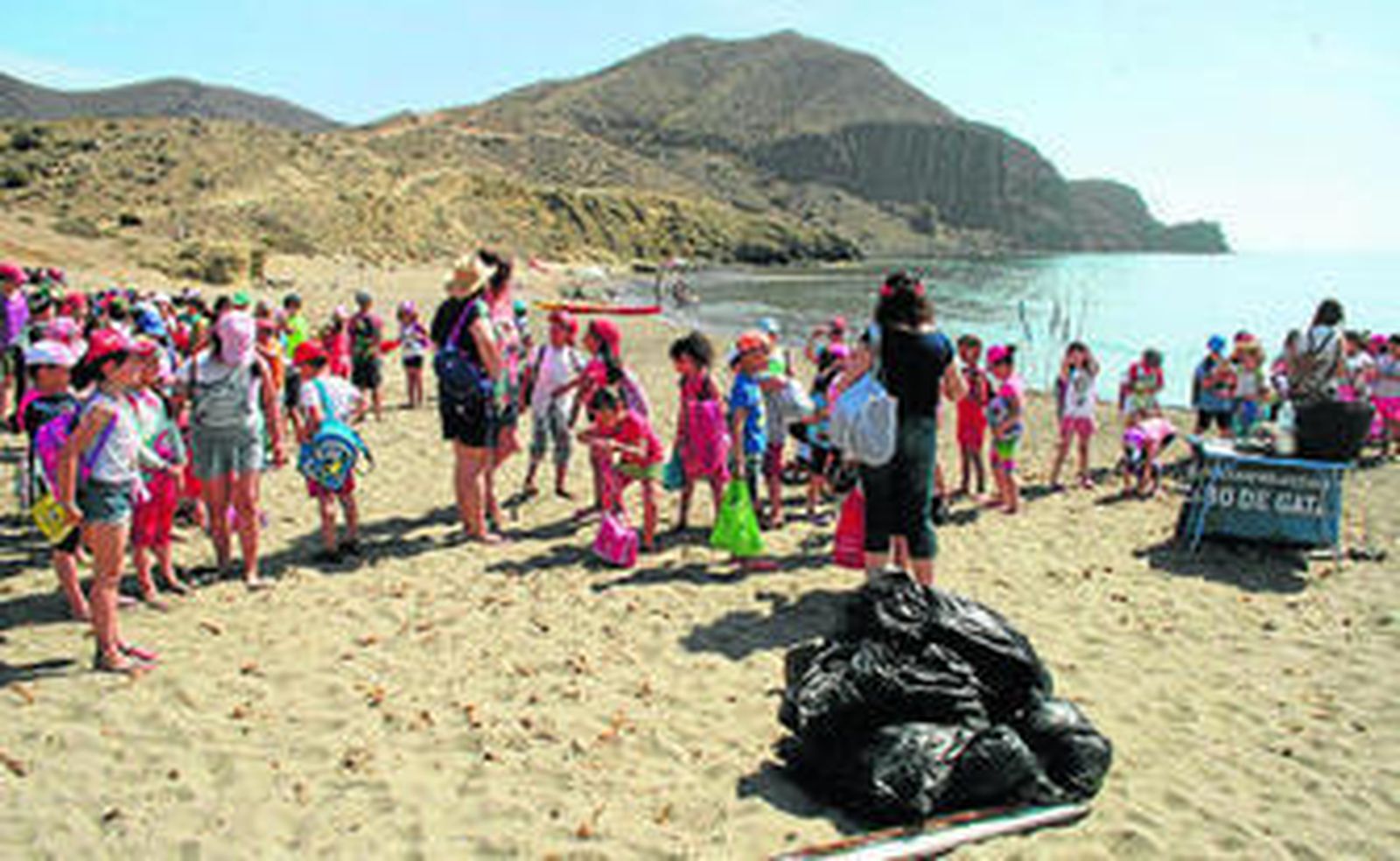 Escolares del CEIP La Atalaya dan un 'lavado de cara' a la playa de La Isleta