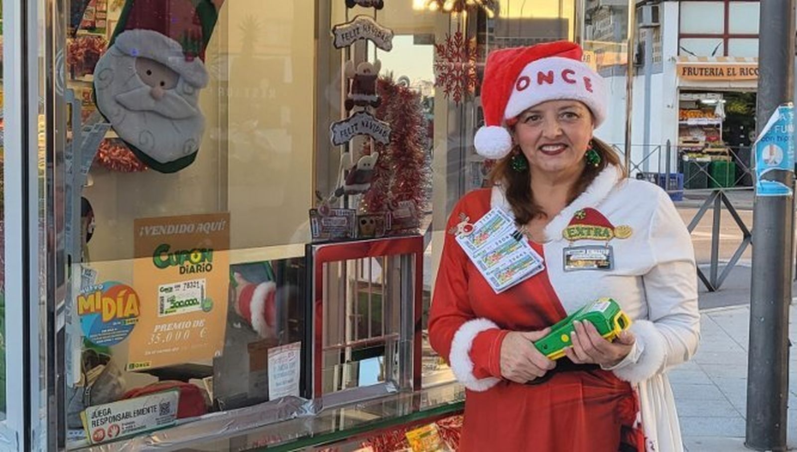 Susana vidal ha repartido el premio de la ONCE en San Fernando.