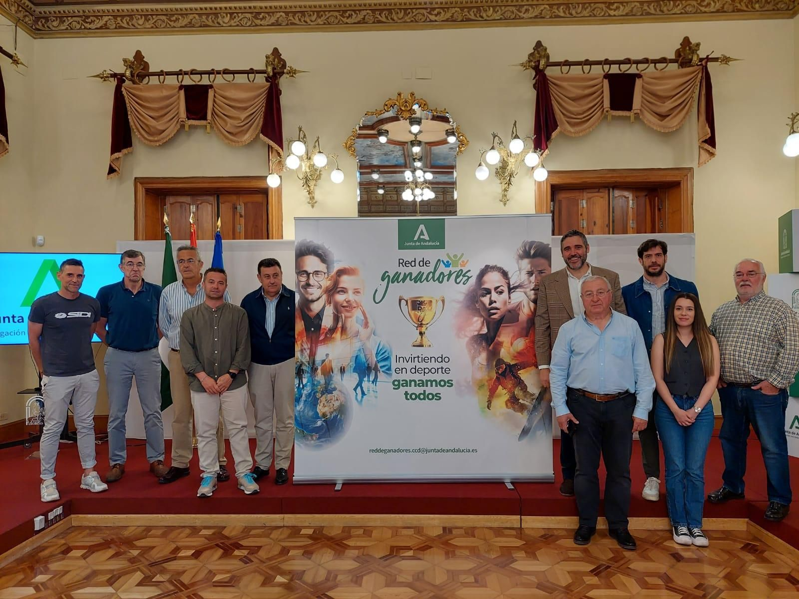 Foto de familia de al término del acto celebrado en la sede de la delegación del Gobierno de la Junta de Andalucía en Almería.