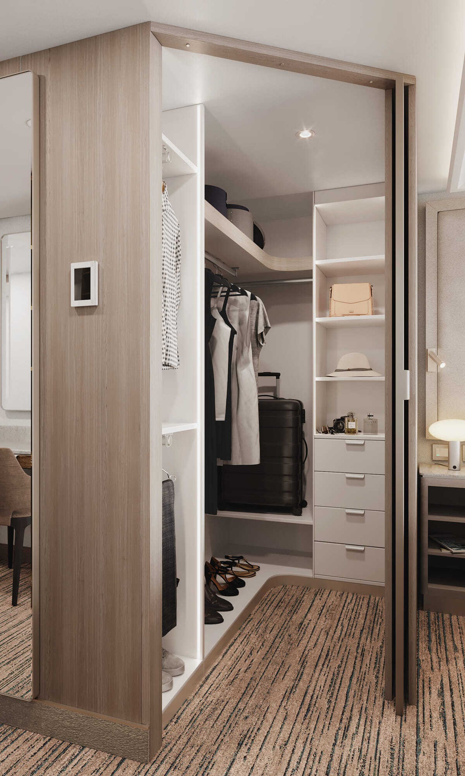 Imágenes del buque Silver Nova que visita el puerto de Cádiz