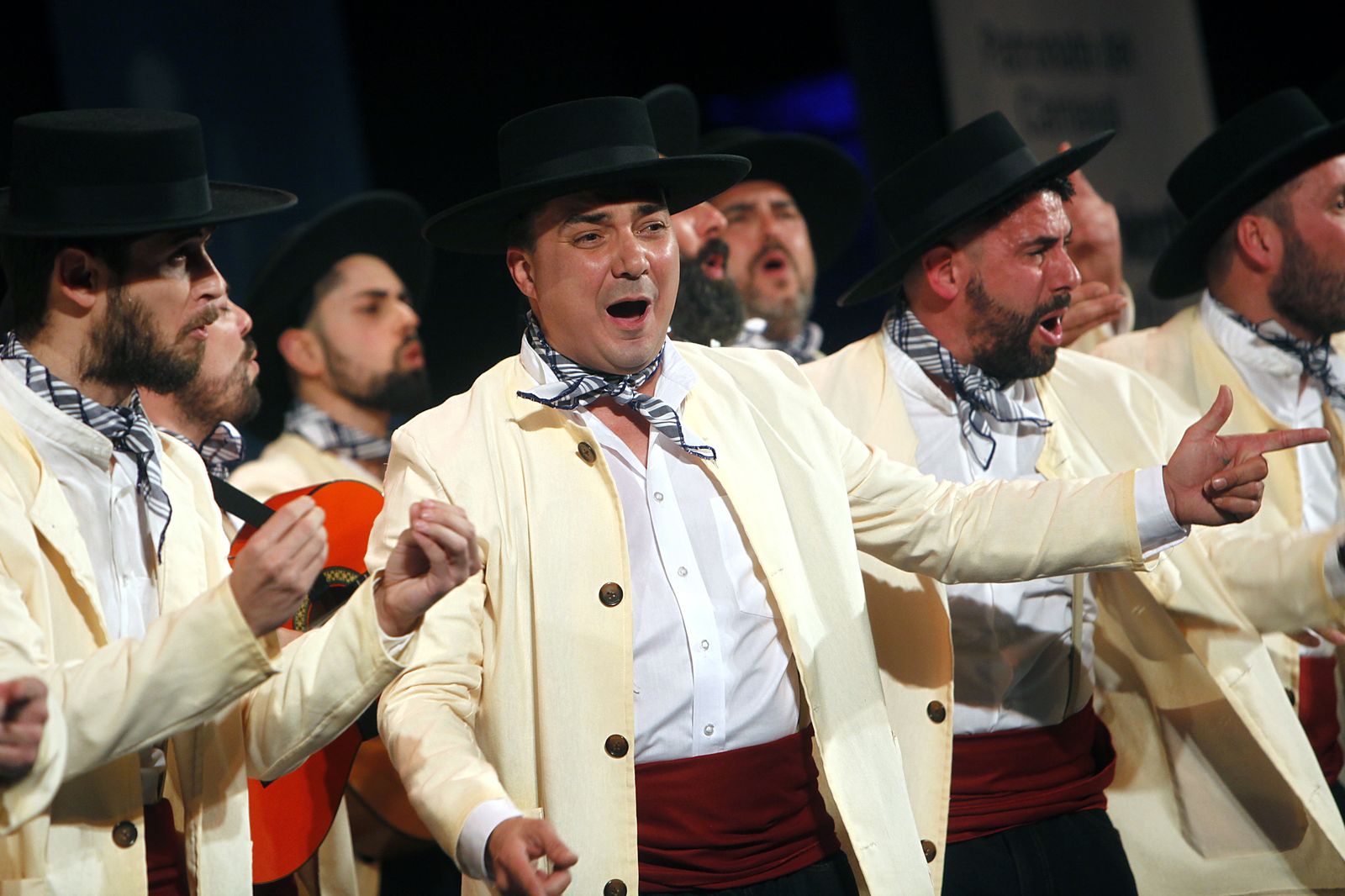 Las imágenes de la décimo sexta función de clasificatorias