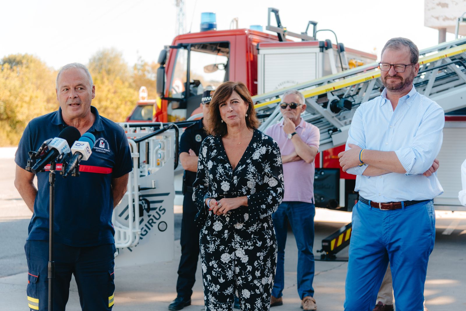 Matilde Esteo, en el centro, tras la entrega del vehículo al parque comarcal de bomberos.