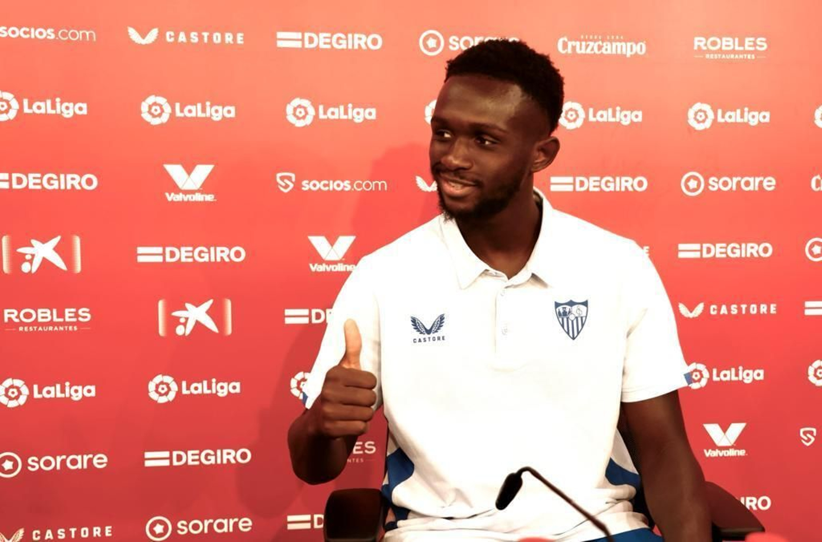 Nianzou saluda con una sonrisa y el pulgar levantado en su presentación.
