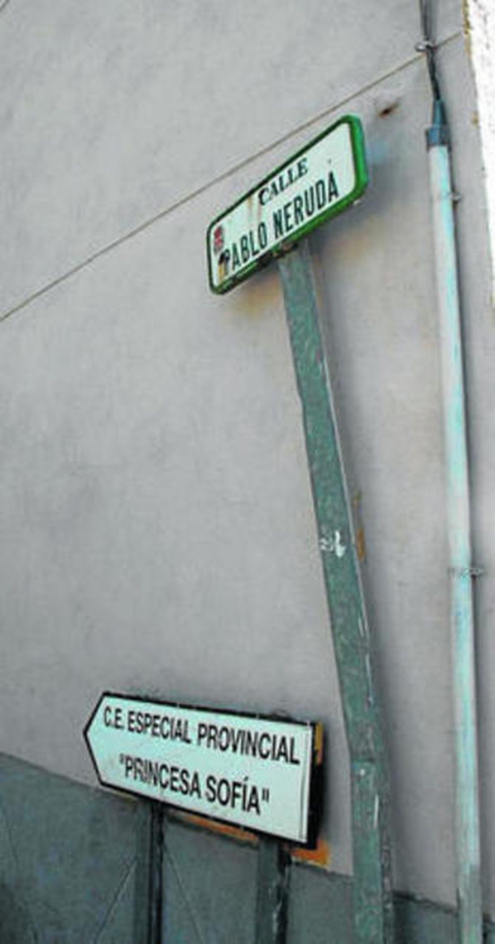 La señalización de ambas calles en el barrio de Los Molinos de la capital.