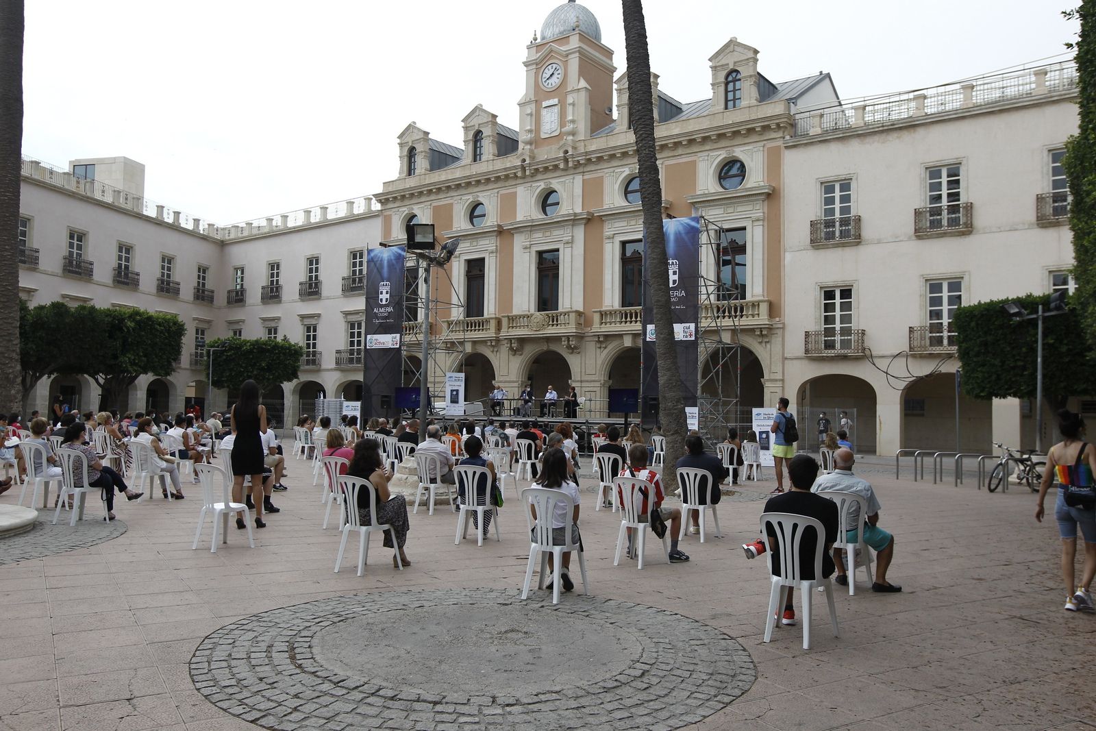 Fotogalería El Diario de los Libros, con el escritor Javier Sierra.