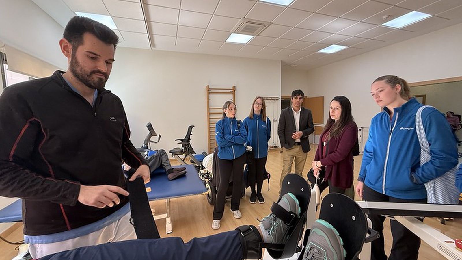 Visita de un grupo de estudiantes en el ámbito de la fisioterapia y terapia ocupacional y profesoras del Georgian College (Canadá) a la Residencia y Centro de Día de Gravemente Afectados de FAAM