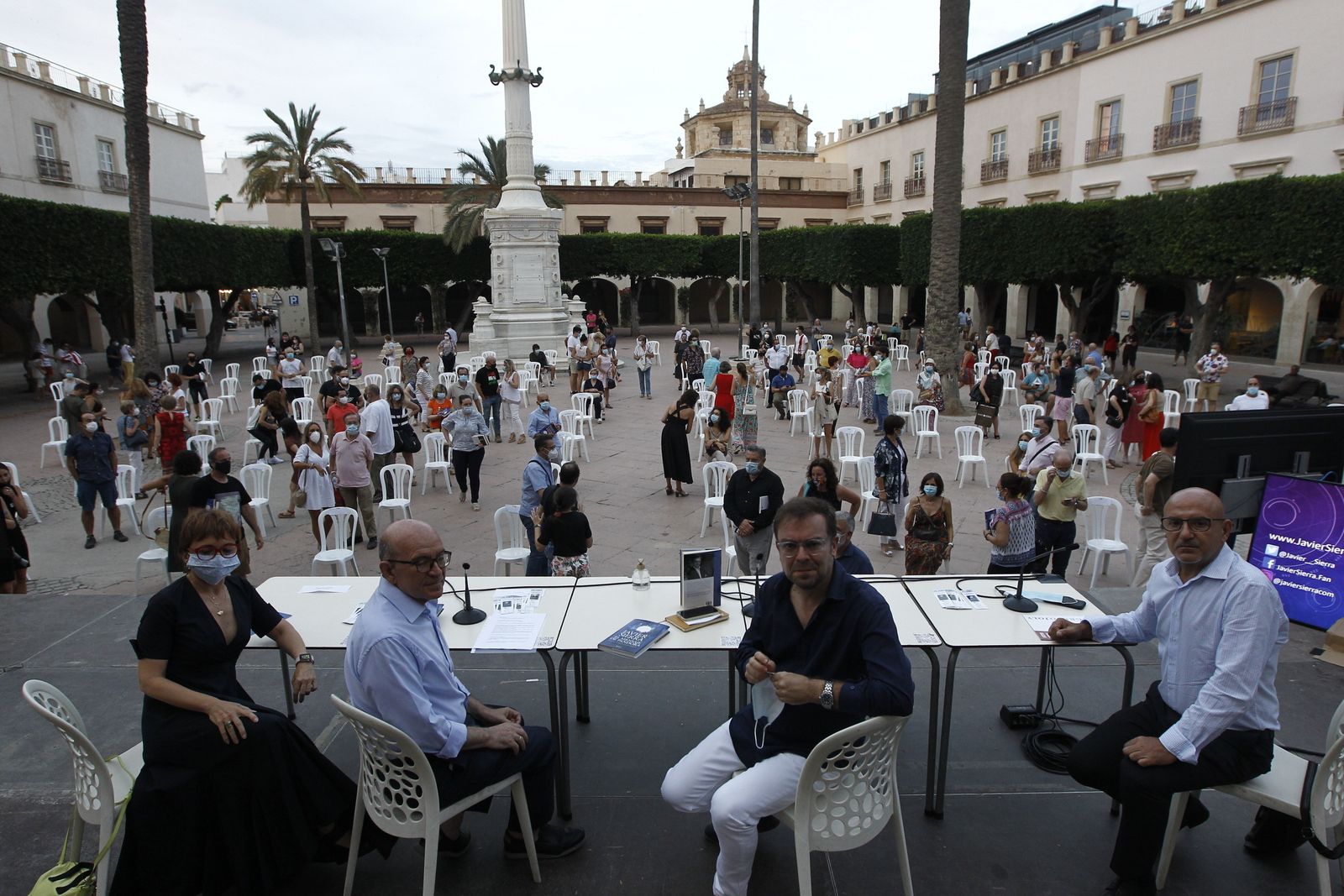 Fotogalería El Diario de los Libros, con el escritor Javier Sierra.