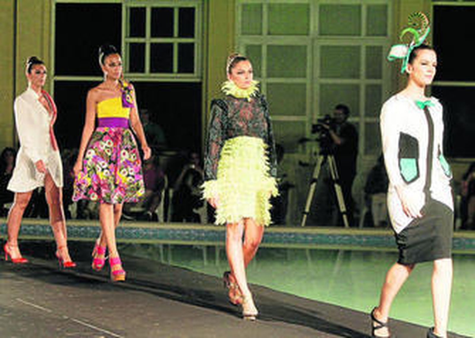 Un desfile de la Cátedra Elio Berhanyer celebrado en el Jardín Botánico.