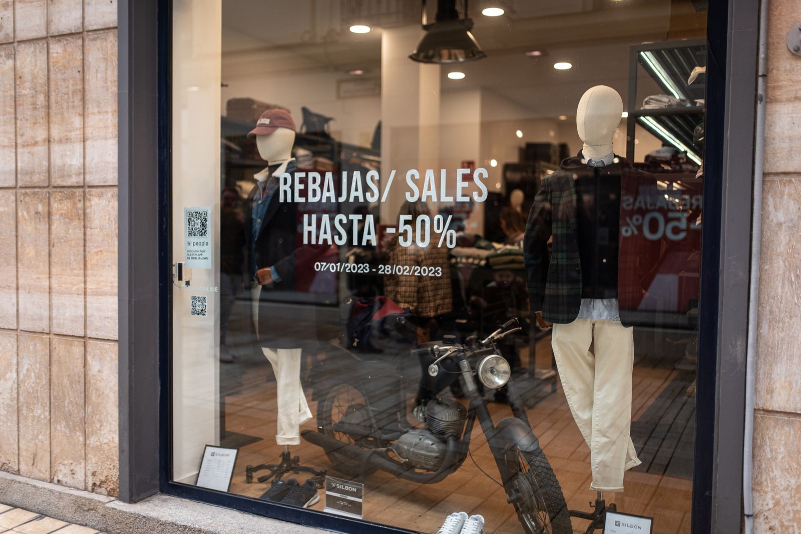 Imágenes del primer día de rebajas en los comercios de Huelva