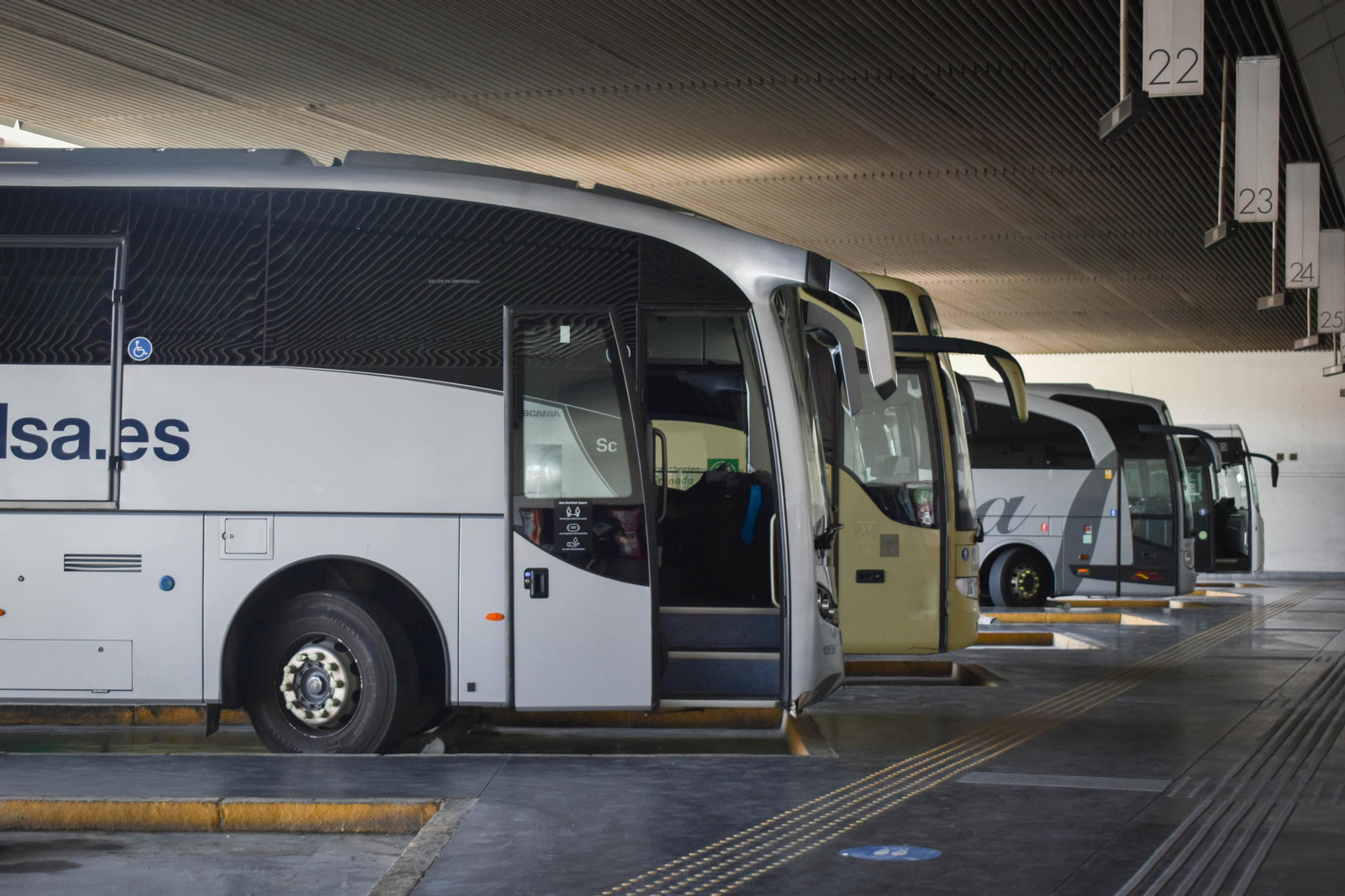 Diferentes autobuses parados en una estación.