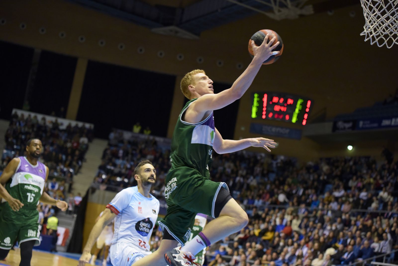 Alberto Díaz culmina una bandeja.