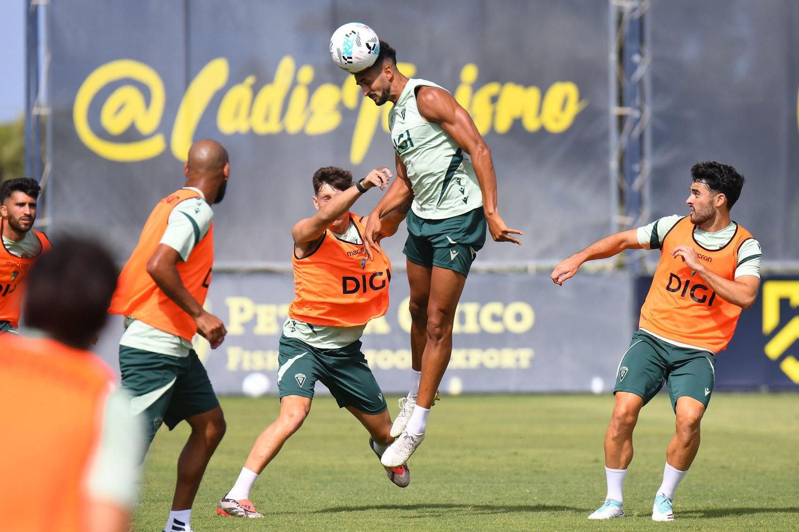 Chris Ramos cabecea el balón en el entrenamiento del lunes.