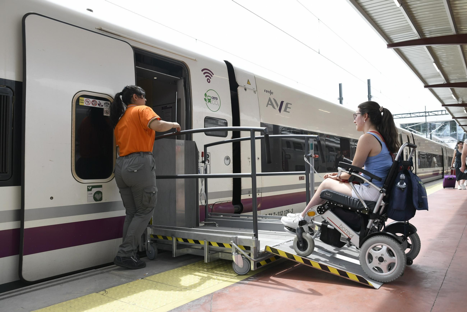 Plataforma para facilitar el acceso al tren a viajeros en silla de ruedas.