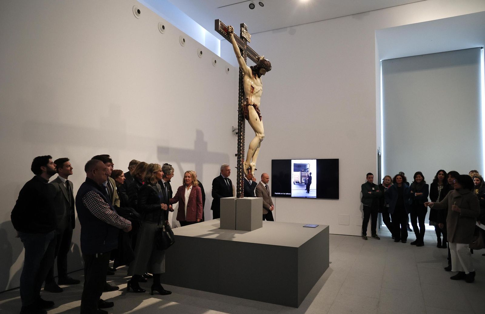 Imágenes de la presentación de la restauración del Cristo de la Misericordia de Granada.