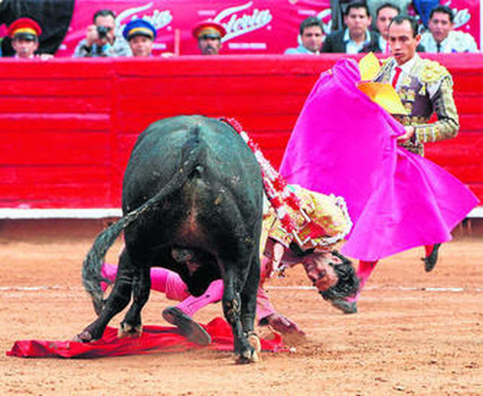 José Tomás, cogido sin mayores consecuencias por el primer toro.