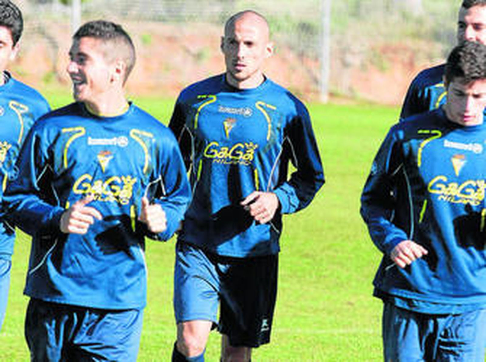 Jorge Luque (c), en plena carrera en la mañana de ayer.