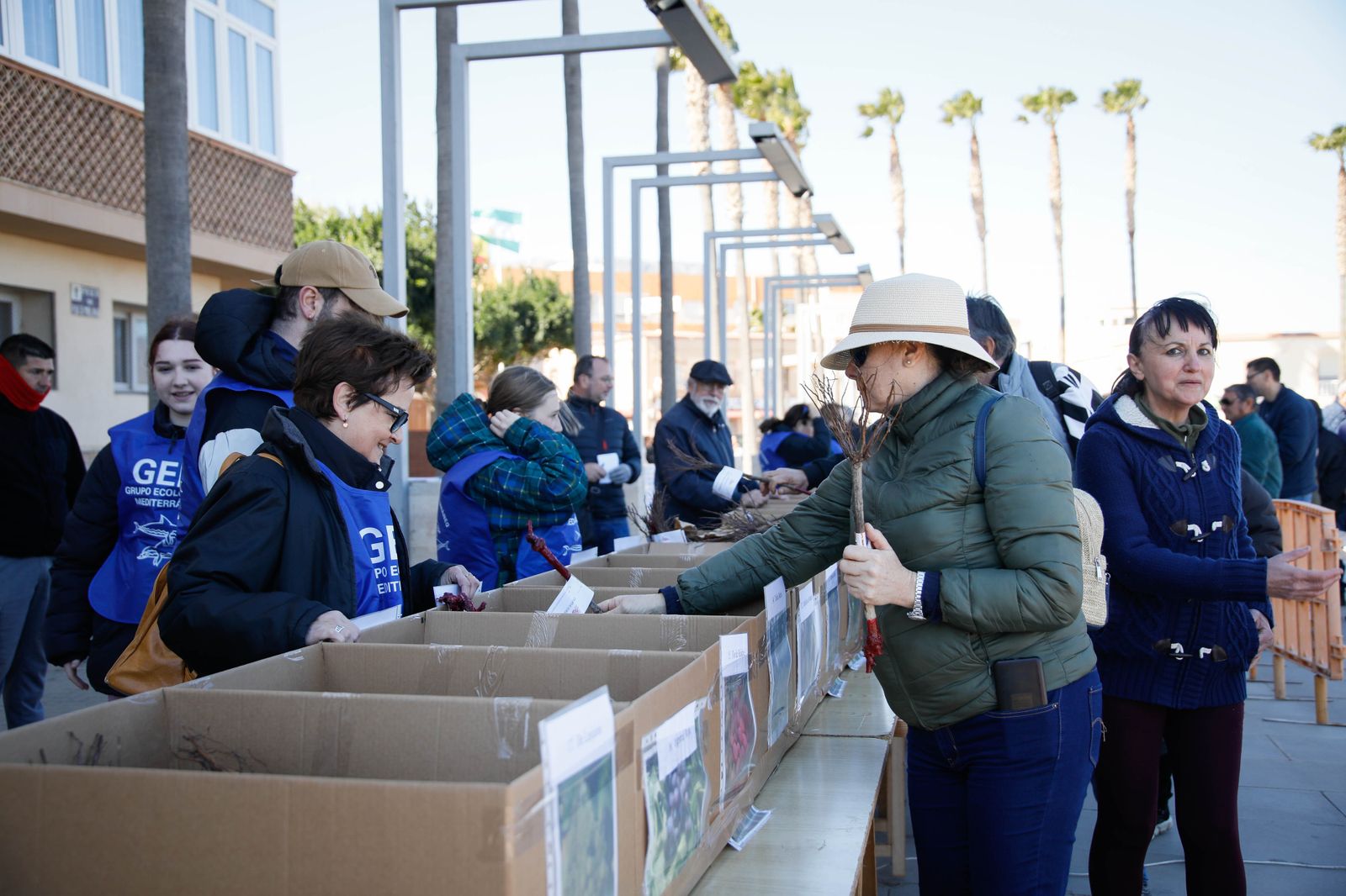 Imágenes del reparto de Parras en Alhama de Almería