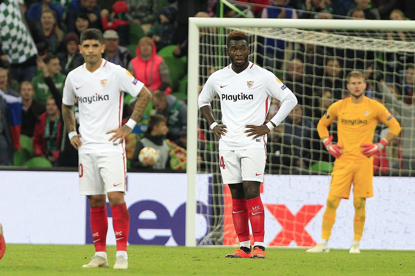 Banega, Gnagnon y Vaclik, brazos en jarra, tras encajar uno de los goles.