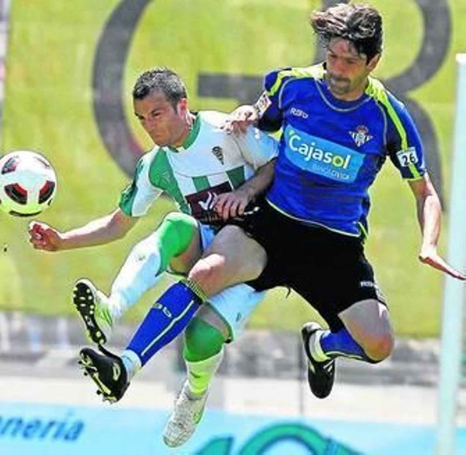 Pepe Díaz y Belenguer pelean por alcanzar un balón aéreo.