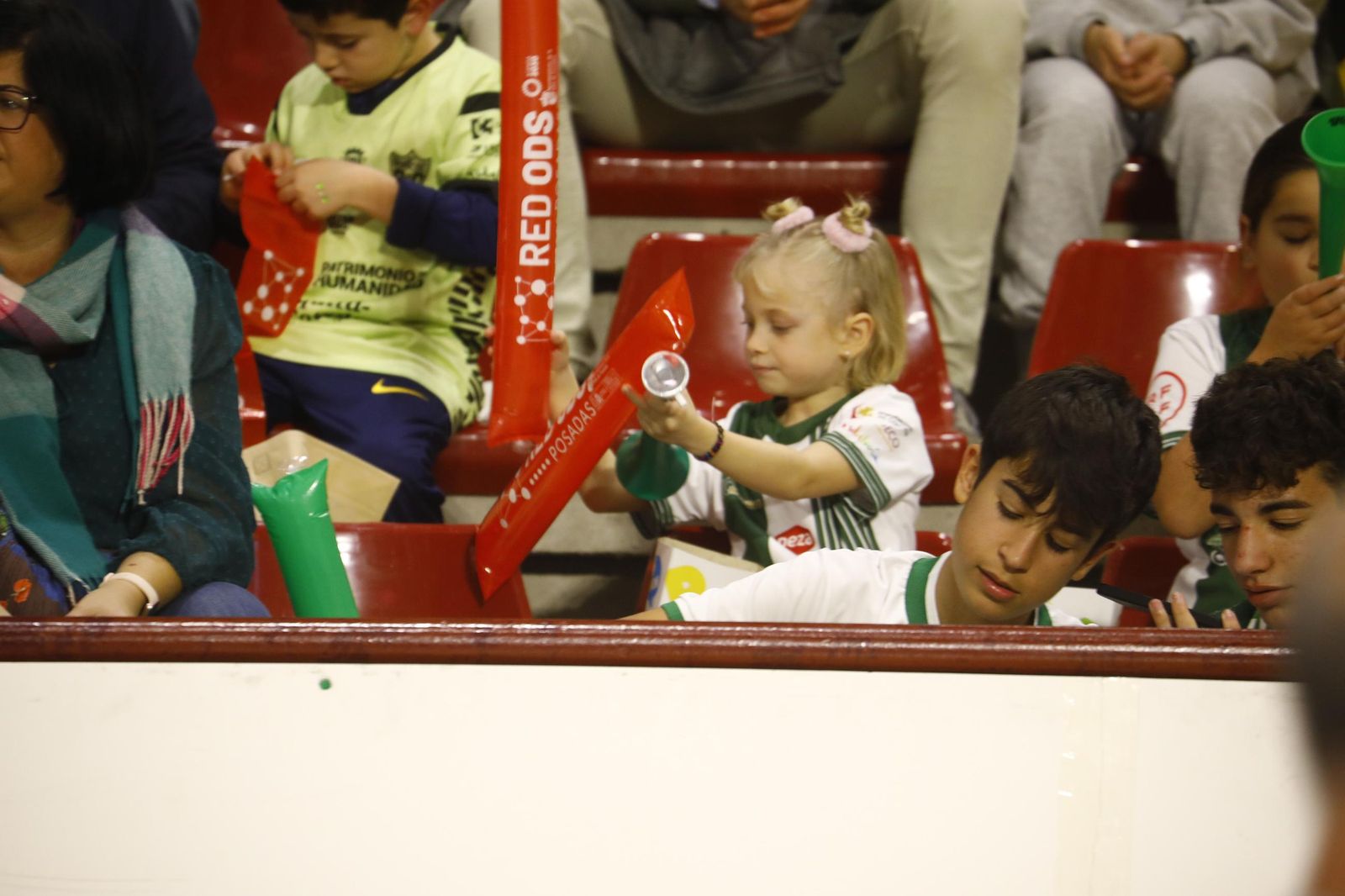 Las mejores fotos del ambiente en Vista Alegre para el Córdoba Futsal - Barça