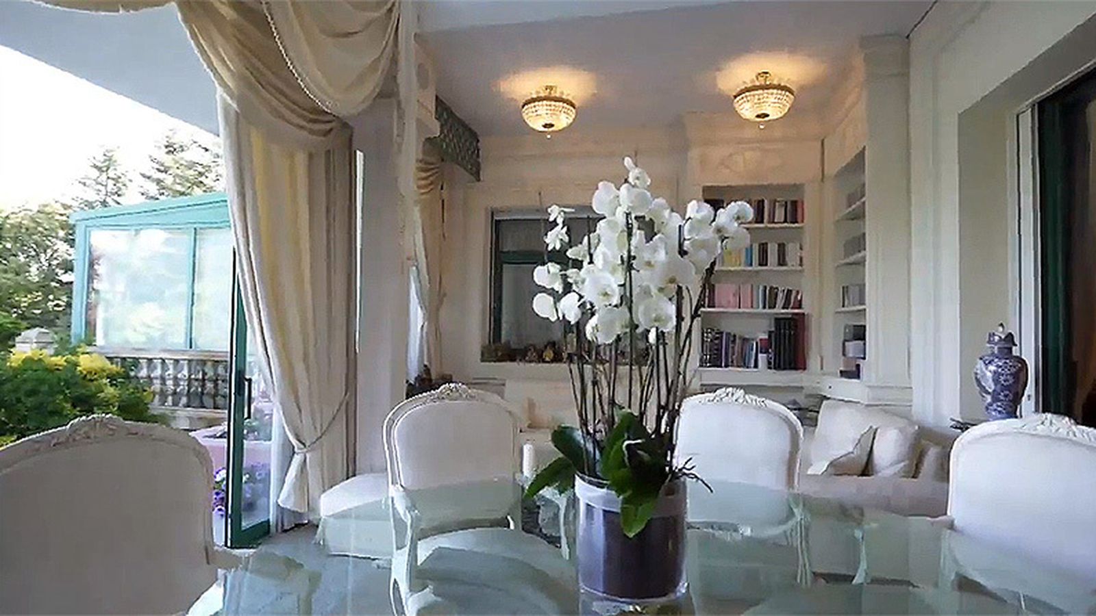 El fastuoso salón, con cortina imperial, de la mansión de José Luis Moreno.