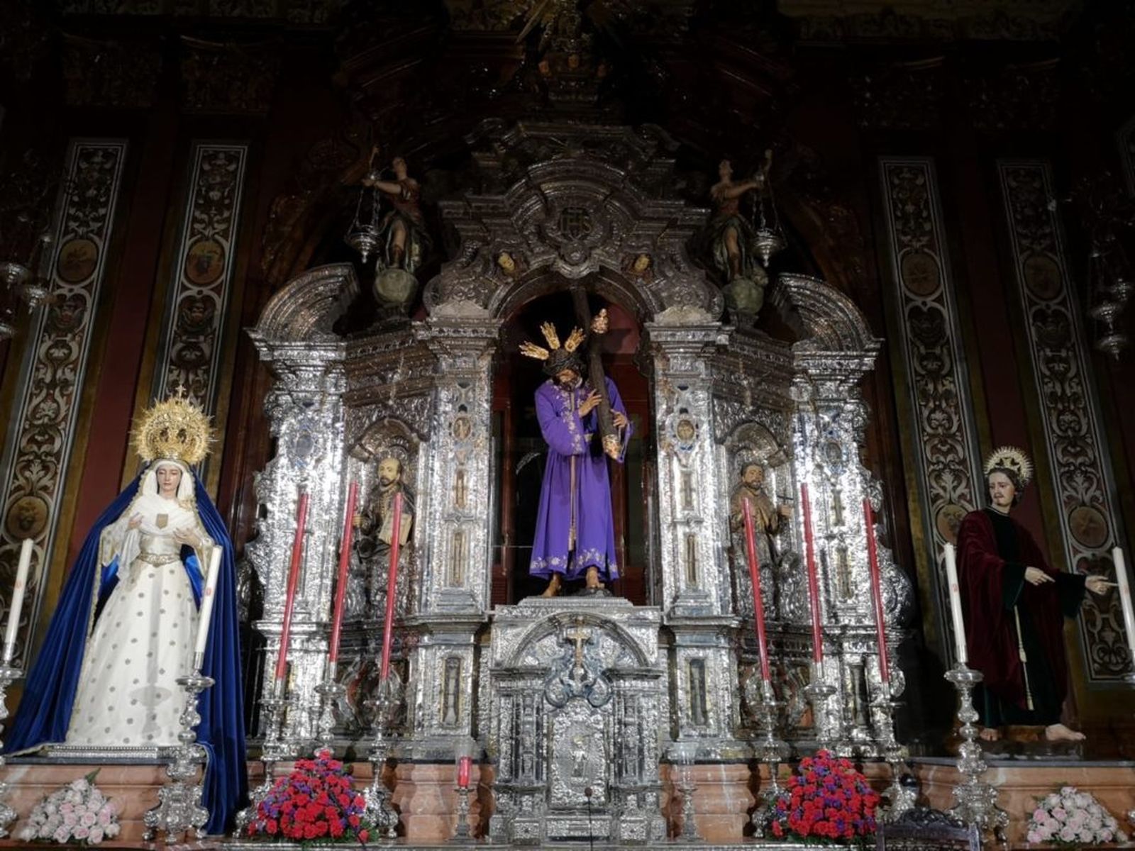 Los titulares de la Hermandad de Pasión ya están repuestos al culto en el Salvador.