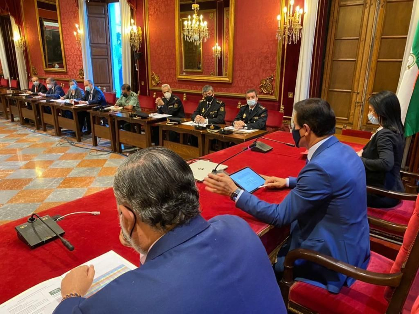 Unidad institucional para frenar el virus en Granada: "Si sigue creciendo el contagio vamos al cierre"