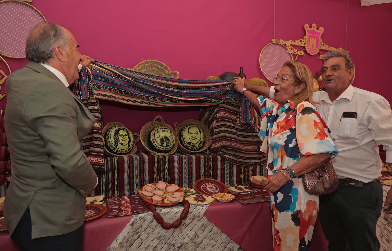 Imágenes de la copa de autoridades y medios de comunicación en la caseta municipal de la Feria Real de Algeciras 2024