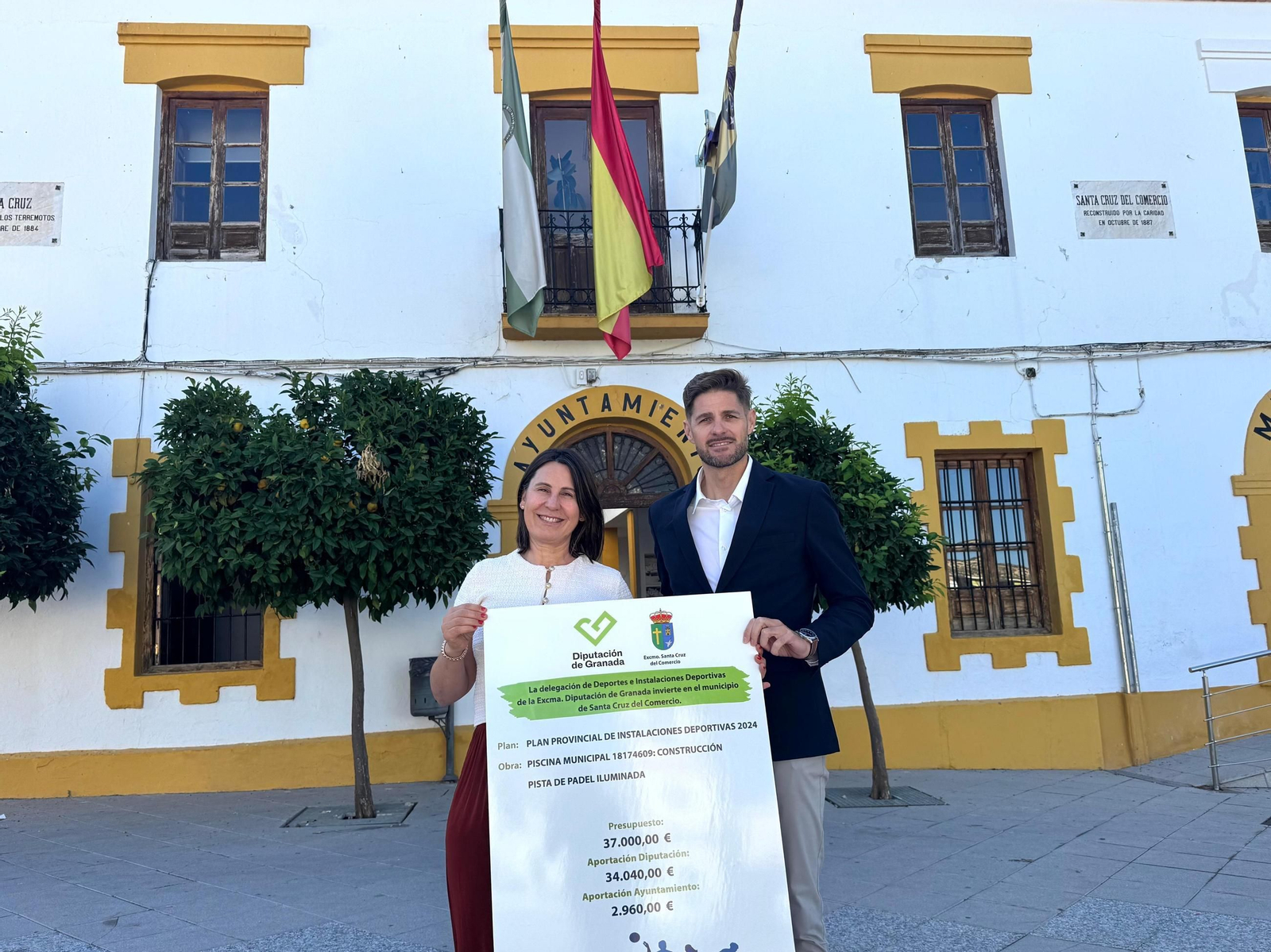 Eric Escobedo junto a la alcaldesa de Santa Cruz de Comercio, Ángeles Jiménez