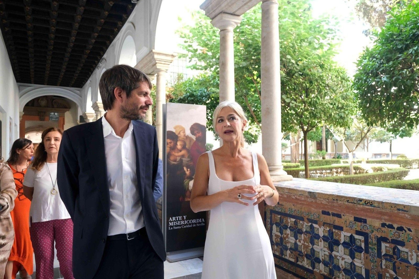 Urtasun y Del Pozo en uno de los claustros del Museo de Bellas Artes el pasado mes de julio.