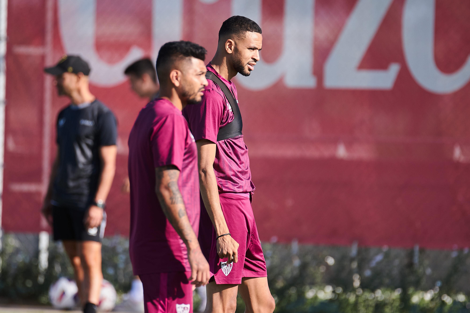 En-Nesyri atiende en un entrenamiento junto a Tecatito.