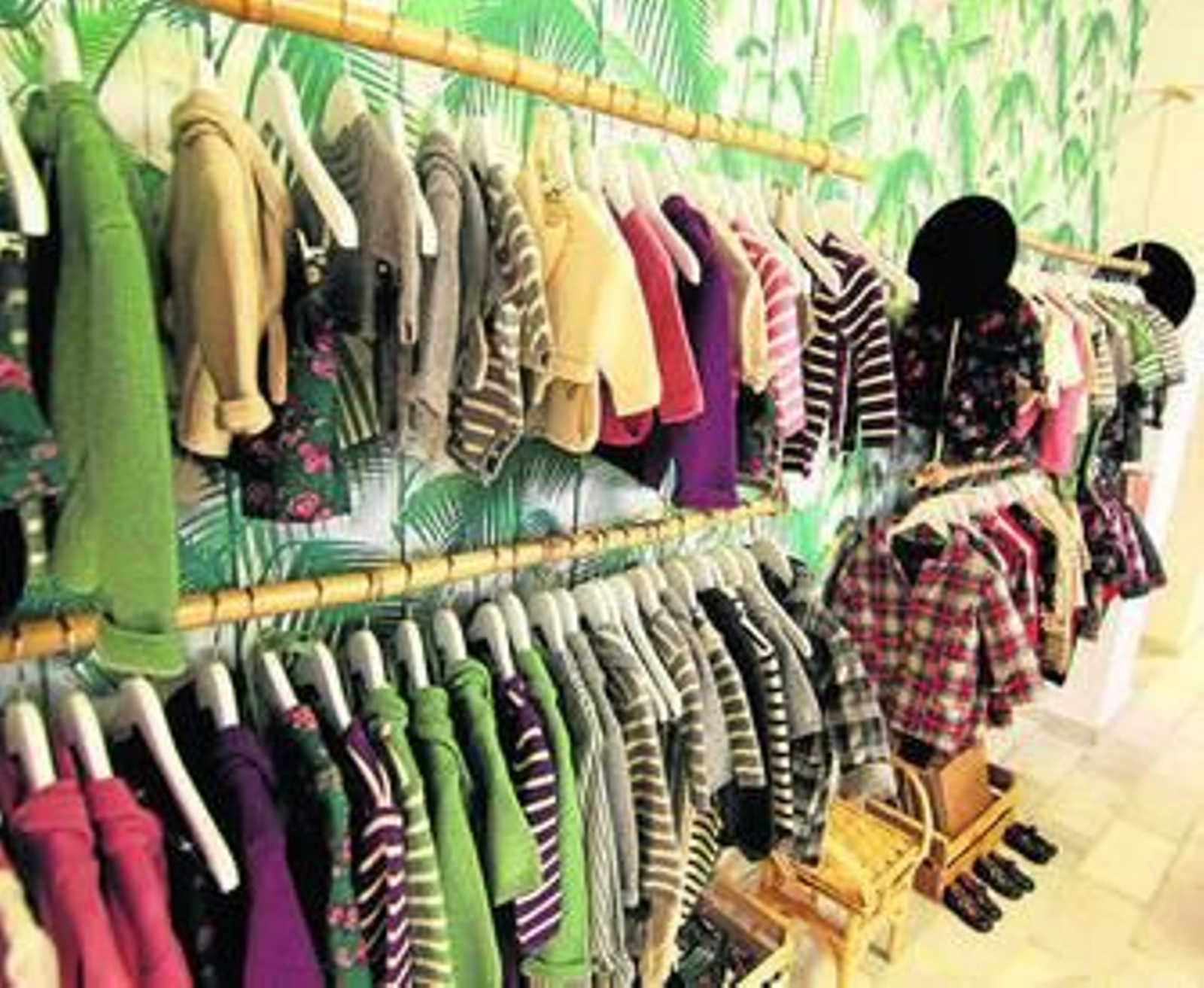 1. Blanca y Belén Recio (con su hijo Mateo) posan en el 'showroom' que la firma tiene en la calle Ciudad de Ronda. 2. Algunos de los diseños que Omini vende a través de su página web a diferentes puntos de España y Europa. 3. Detalle de algunas de las prendas para los más pequeños.