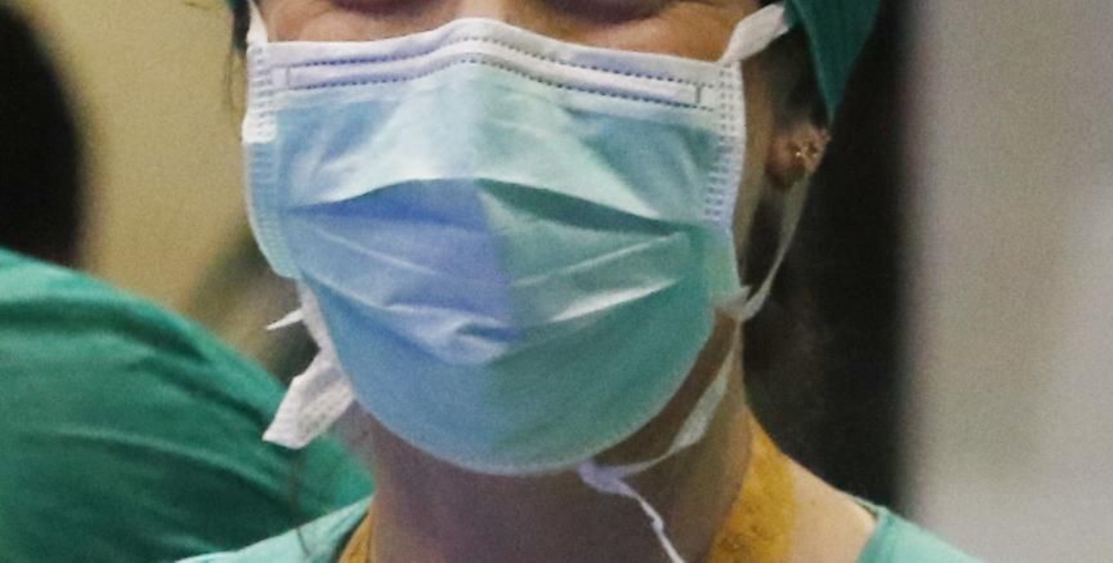 Una profesional sanitaria porta una mascarilla.