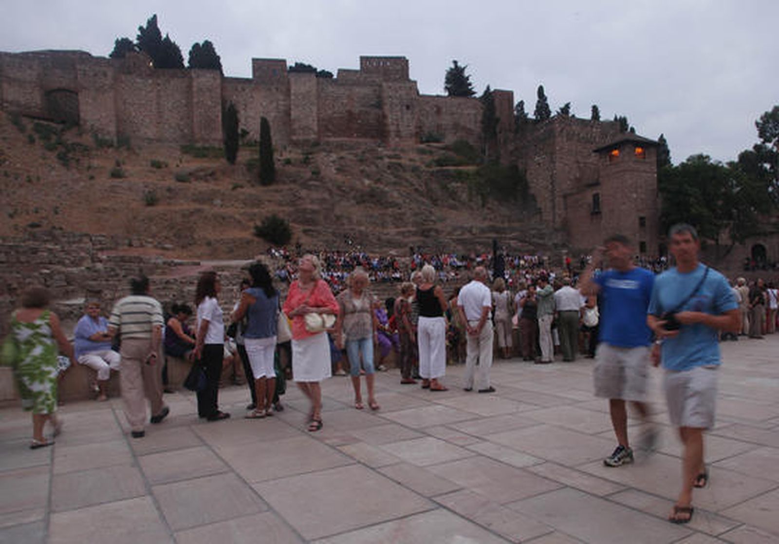 Las gradas del coliseo estrenaron aforo ante unos 400 invitados a un acto simbólico como la guitarra de Daniel Casares y el predicado de Carlos Álvarez como reclamo

Foto: Sergio Camacho